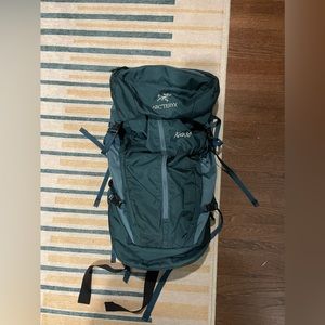 Blue Arc’Teryx Kata 30L backpack. Gently used, great padding / removable back